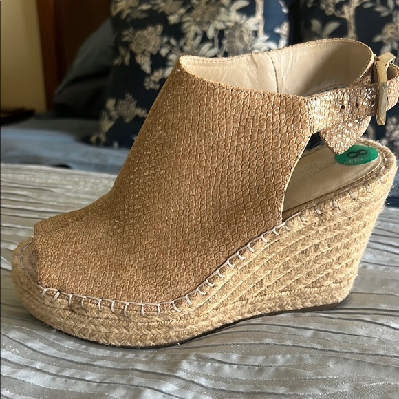 Kenneth Cole New York Cream Wedges with High Heel and Peep-Toe Design - Picture 2 of 7